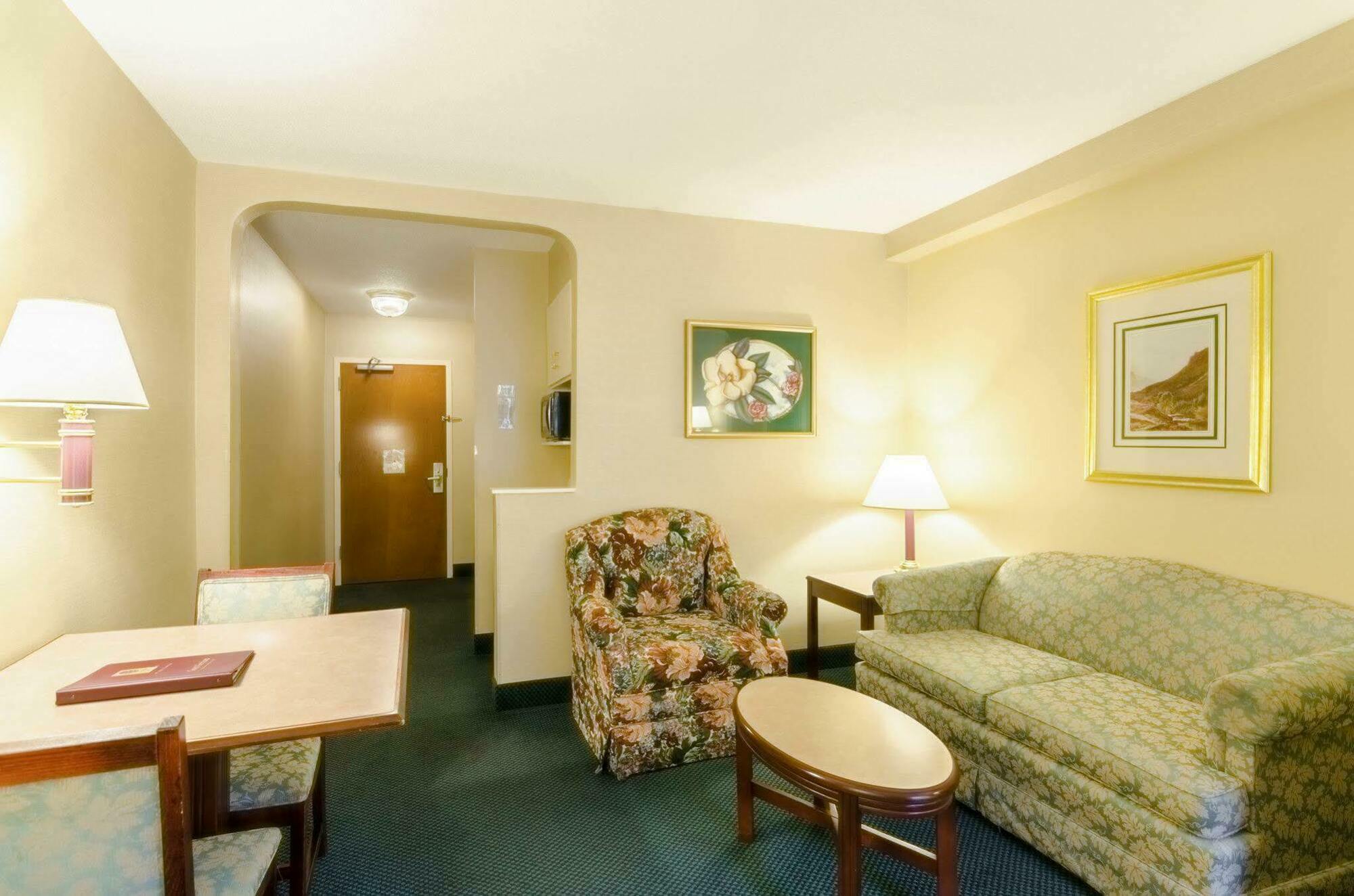 Comfort Inn & Suites Grundy Экстерьер фото
