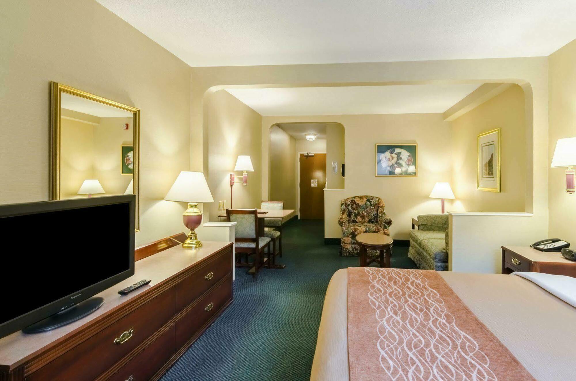 Comfort Inn & Suites Grundy Экстерьер фото
